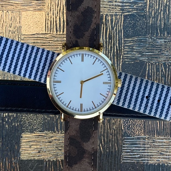 Quartz Watch with Three Interchangeable Bands - Picture 3 of 5